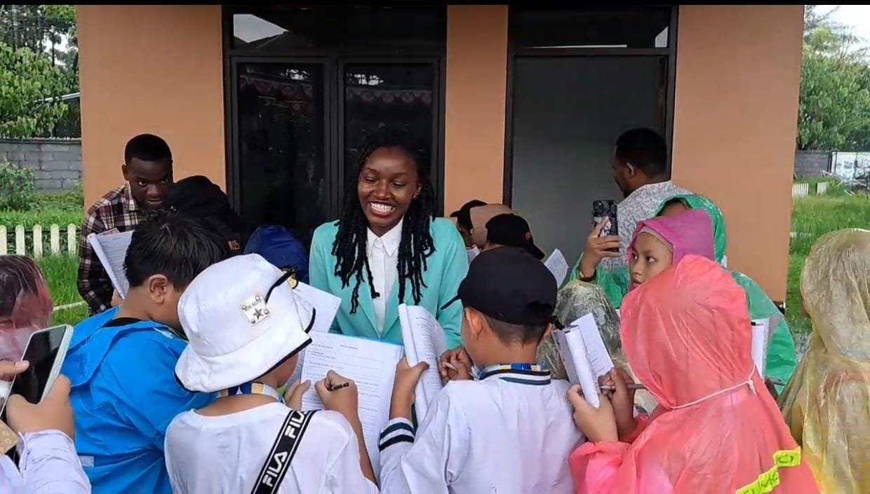 Siswa SD Muhammadiyah 3 IKROM Tingkatkan Kepercayaan Diri Berbahasa Inggris di Taman Bhinneka Surabaya