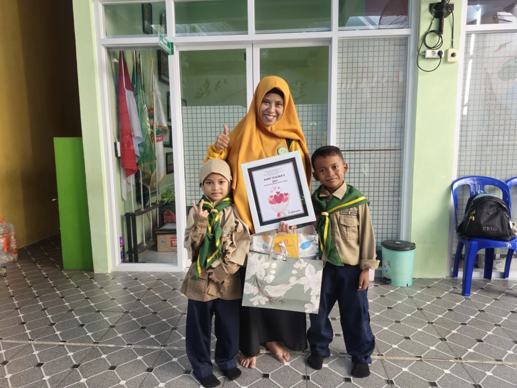 Peringati Hari Guru Nasional, SD Mugres Ajak Murid Kunjungi TK