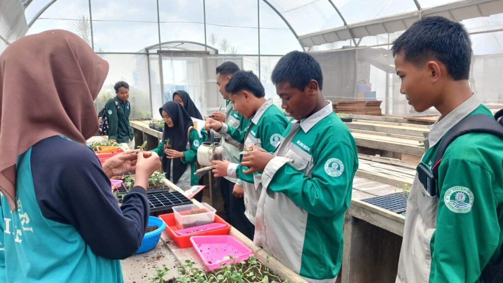 Siswa Pertanian SMK Muhammadiyah 5 Gresik Belajar Langsung Teknik Grafting di PT Bisi Farm