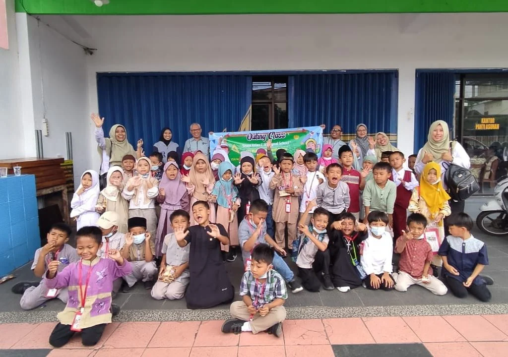 Murid Kelas 1 Baru SD Muhammadiyah Kota Blitar Kunjungi Koperasi Syariah Muhammadiyah