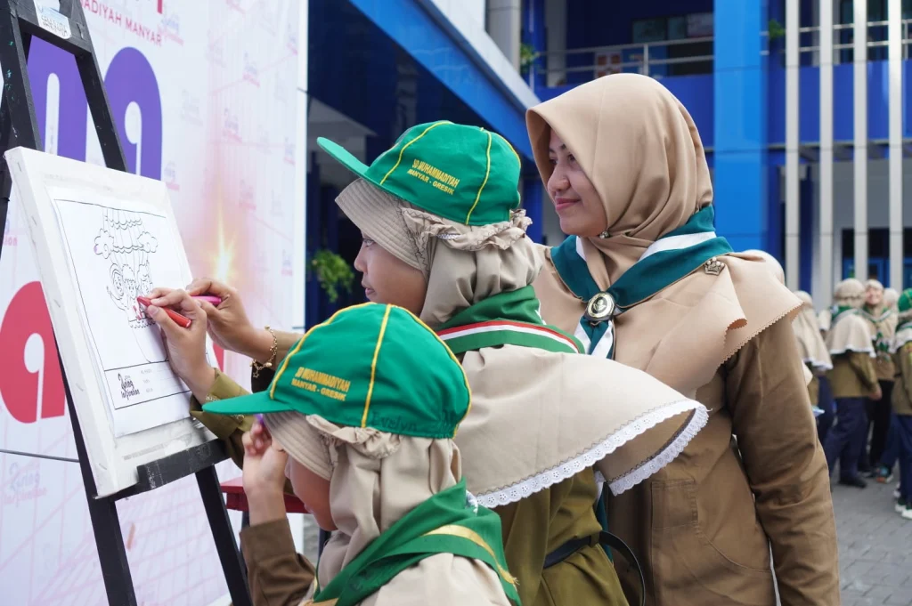 545 siswa SD Muhammadiyah Manyar Unjuk Kreativitas dalam Kids Art Contest