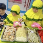 Makan Bakso Bersama Akhiri Pekan Pertama Bina Kreativitas KB-TK ‘Aisyiyah 49 Griya Kencana