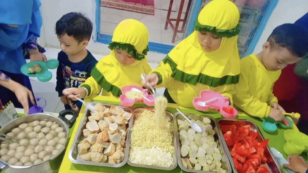 Makan Bakso Bersama Akhiri Pekan Pertama Bina Kreativitas KB-TK ‘Aisyiyah 49 Griya Kencana