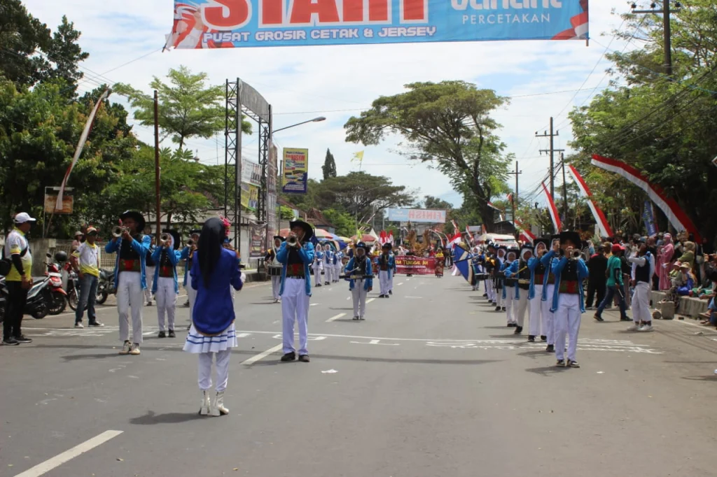 Menengok Penampilan Drum Band SMP Muhi yang Selalu Dinanti Masyarakat Genteng