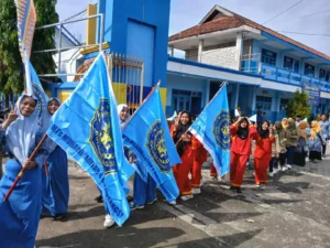 Semangat Membara: Siswa-Siswi MTs Muhammadiyah 4 Bulubrangsi Meriahkan Kirab Milad ke-113 Muhammadiyah