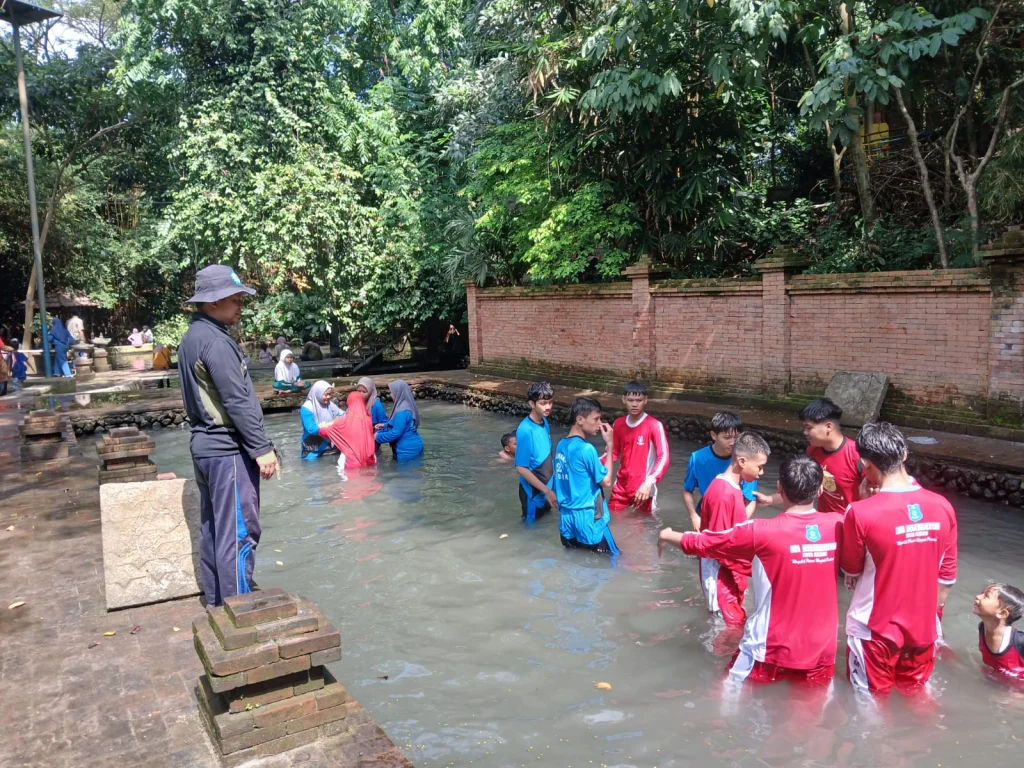 Siswa SMA dan SMK Muhammadiyah Kediri Bangun Chemistry lewat Outbond di Sumber Banteng
