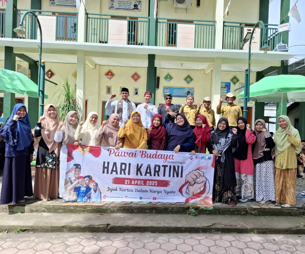 SD MUTU Paiton Meriahkan Hari Kartini Lewat Pawai Budaya dan Karya Nyata