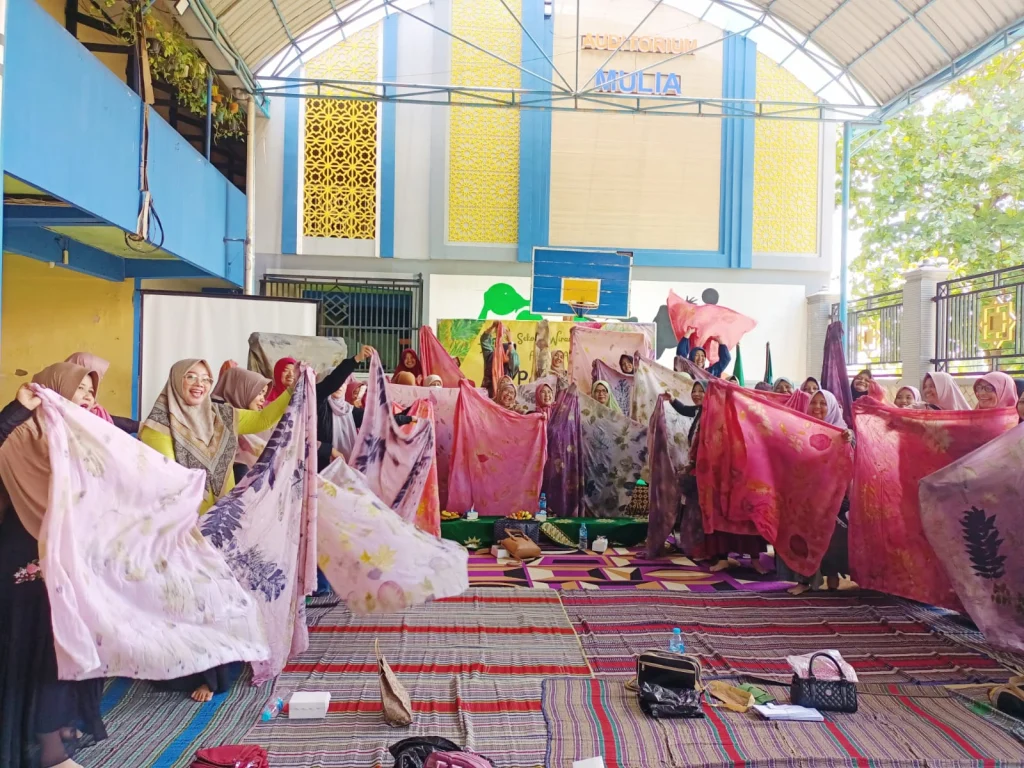 Mencintai Alam dan Bernilai Ekonomis dengan Ecoprint bersama PCA Tulangan