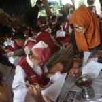 Mahasiswa UMM Ajak Siswa Sekolah Dasar Belajar Membatik
