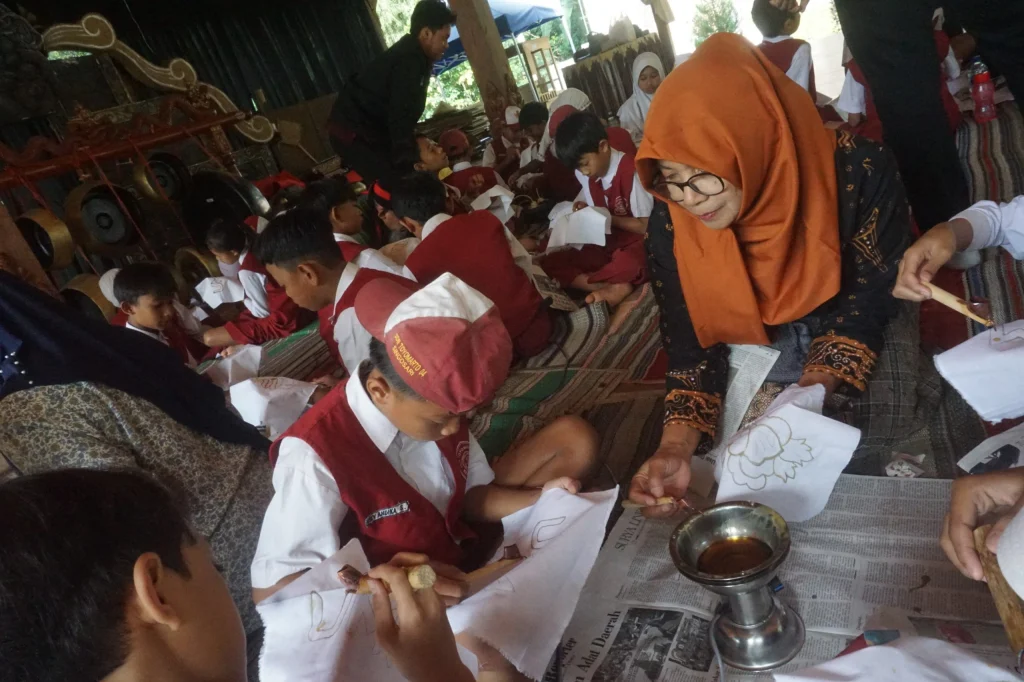 Mahasiswa UMM Ajak Siswa Sekolah Dasar Belajar Membatik