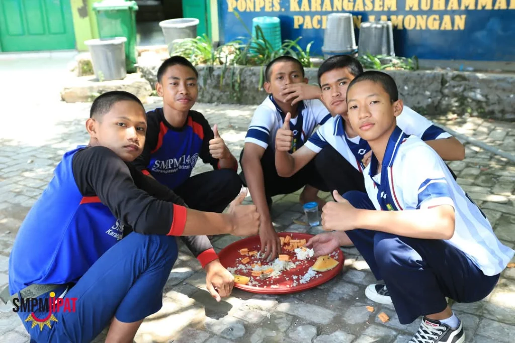 Siswa Kelas 9 SMPM Jipat Karangasem Praktik Menyembelih Hewan Qurban