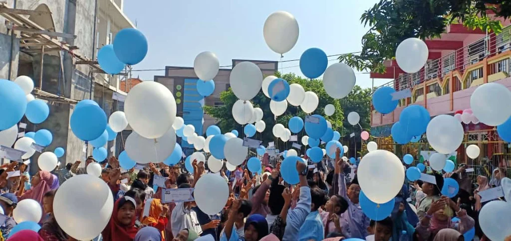 Siswa-siswi MIAS Bungah Terbangkan Balon Harapan dalam Milad ke-68