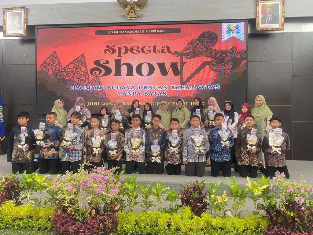 Setangkai Bunga Mawar Menyentuh dalam Pelepasan Siswa SD Muri Gresik