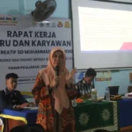 Guru dan Karyawan Sekolah Kreatif Menganti Belajar Teknologi AI dalam Rapat Kerja