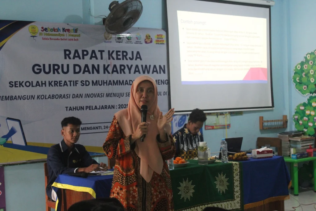 Guru dan Karyawan Sekolah Kreatif Menganti Belajar Teknologi AI dalam Rapat Kerja