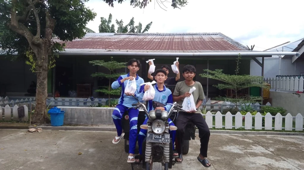 SMAS Muha Genteng Bagikan Daging Qurban kepada Warga Lingkungan Sekolah