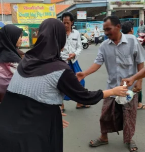 Bangun Karakter Siswa, SMP Muhammadiyah 16 Surabaya Bagikan 1600 Paket Takjil