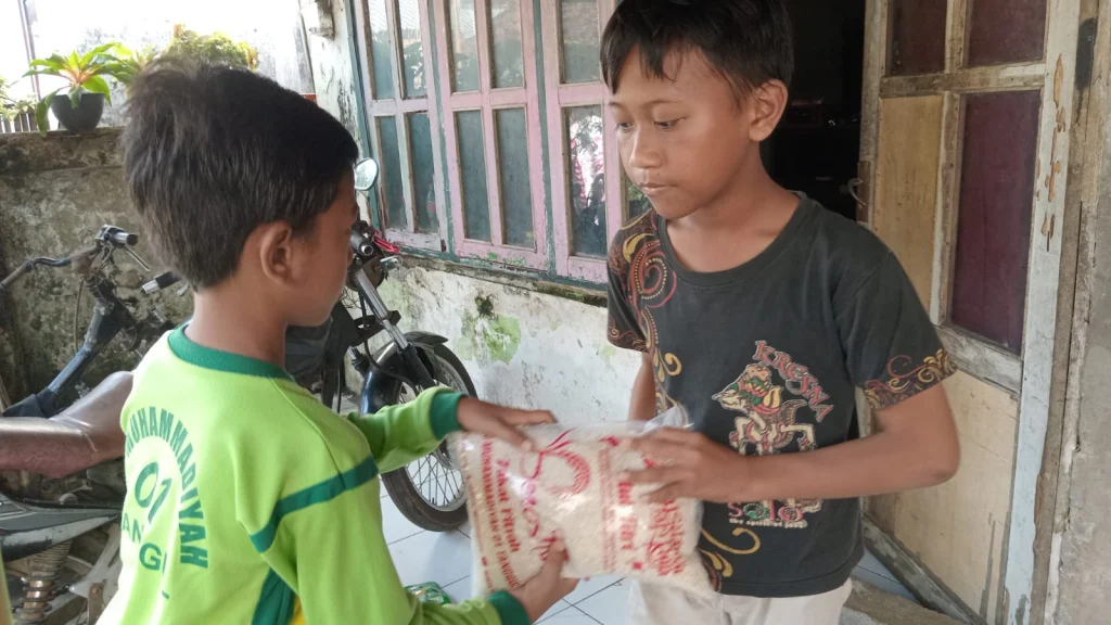 780 Paket Zakat Fitrah Dibagikan oleh Siswa-Siswi SD Muhita