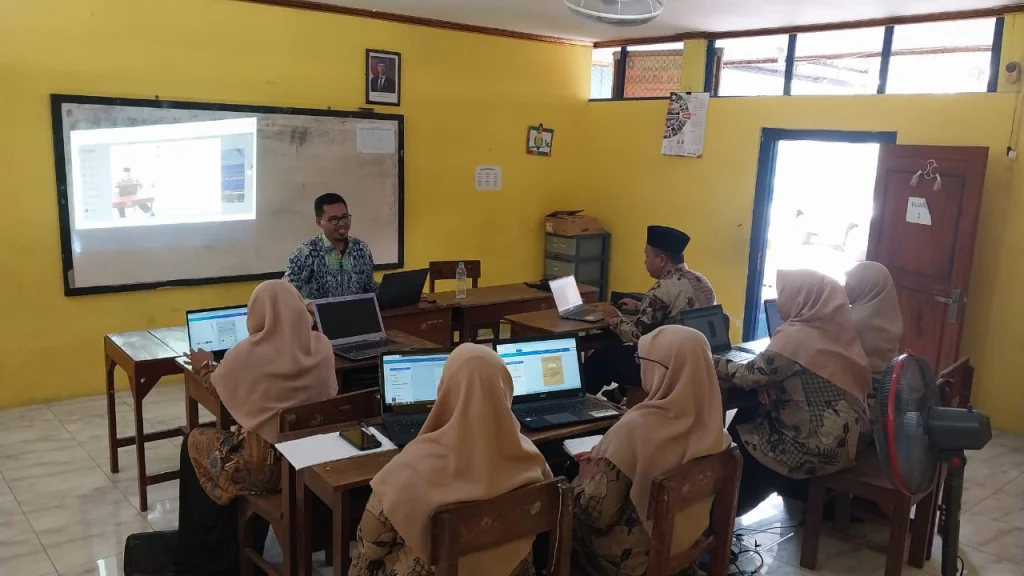 MI Islamiyah Kramat Duduksampeyan Tingkatkan Strategi Bersosmed melalui Pembekalan IT