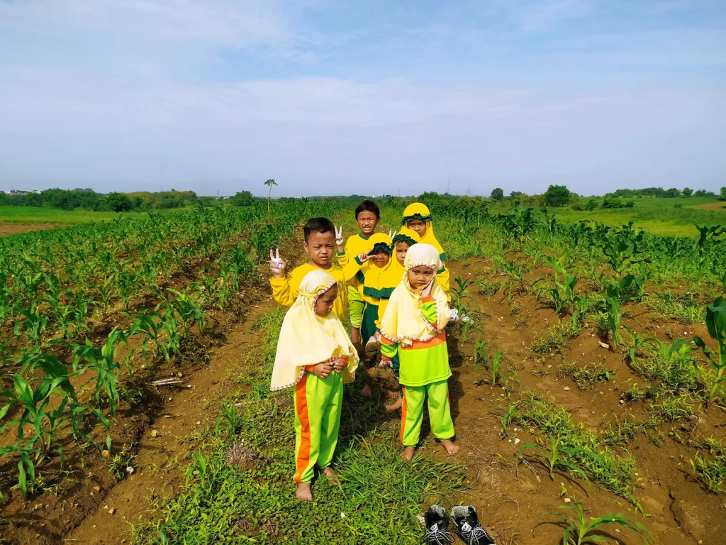 Belajar Sampai Naik Ke Bukit, Siswa TK Aisyiyah Bustanul Athfal 49 Griya Kencana Belajar Ini