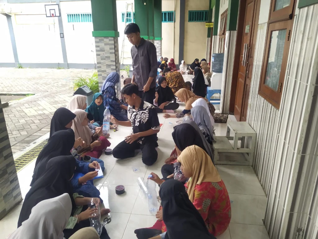 Bermakna dan Menyenangkan, Siswa SD Almadany Belajar Proses Pembuatan Roket Air