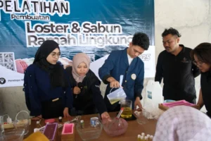 Pemuda Lintas Iman Banyuwangi Buat Sabun dan Ventilasi Roster dari Plastik Bekas