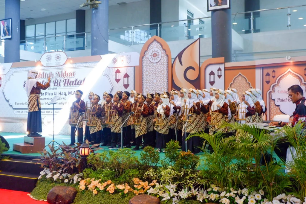 Penampilan Angklung Siswa Mimsapa Kediri Semarakkan Tabligh Akbar Keluarga Besar Muhammadiyah Kabupaten Kediri