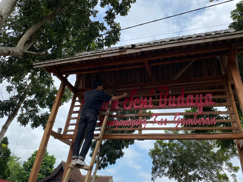 Mengintip Penanaman Bunga dan Pelestarian Taman Oleh Mahasiswa PMM UMM