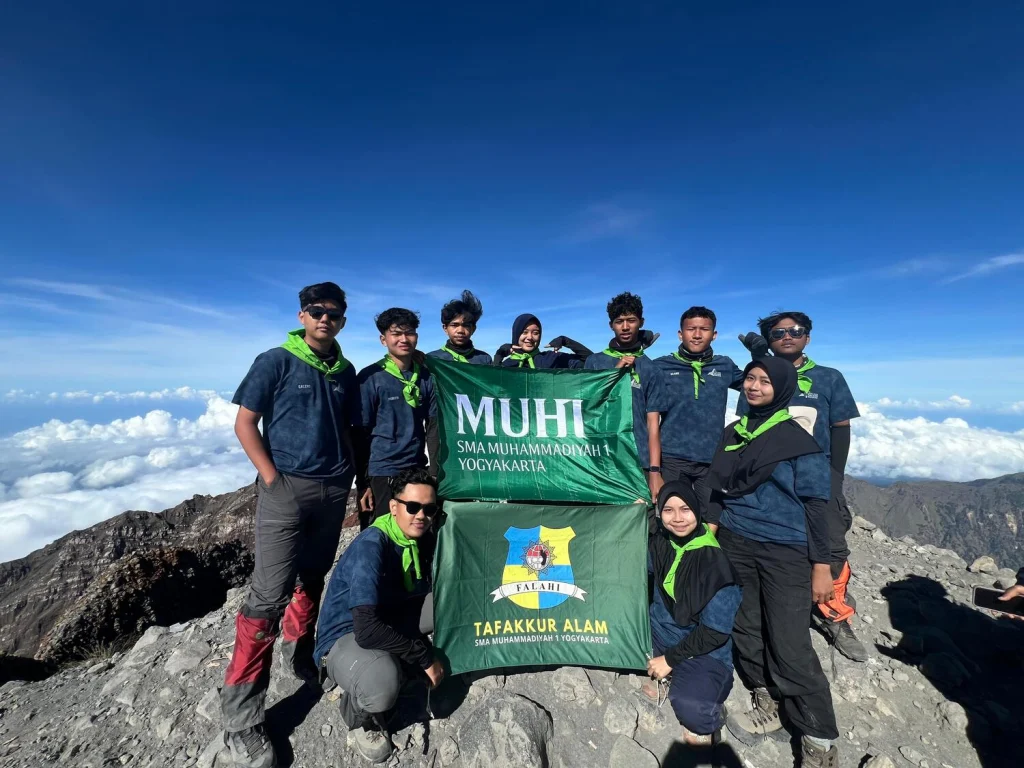 8 Siswa SMA Muhi Jogja Sukses Taklukkan Gunung Rinjani