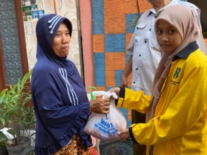 Siswa Spemutu Gresik Bagikan Daging Kurban di Warga Ring 1