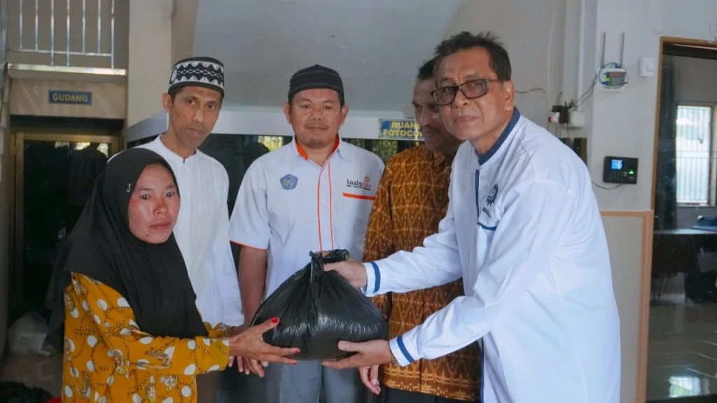 KLL Lazismu UM Bulukumba Salurkan Zakat, Berikut Harapan Rektor