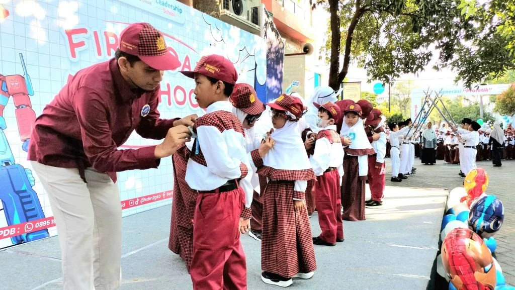 Penyematan Pin Tandai Hari Pertama Masuk Sekolah di SD Muhammadiyah GKB 2 Gresik