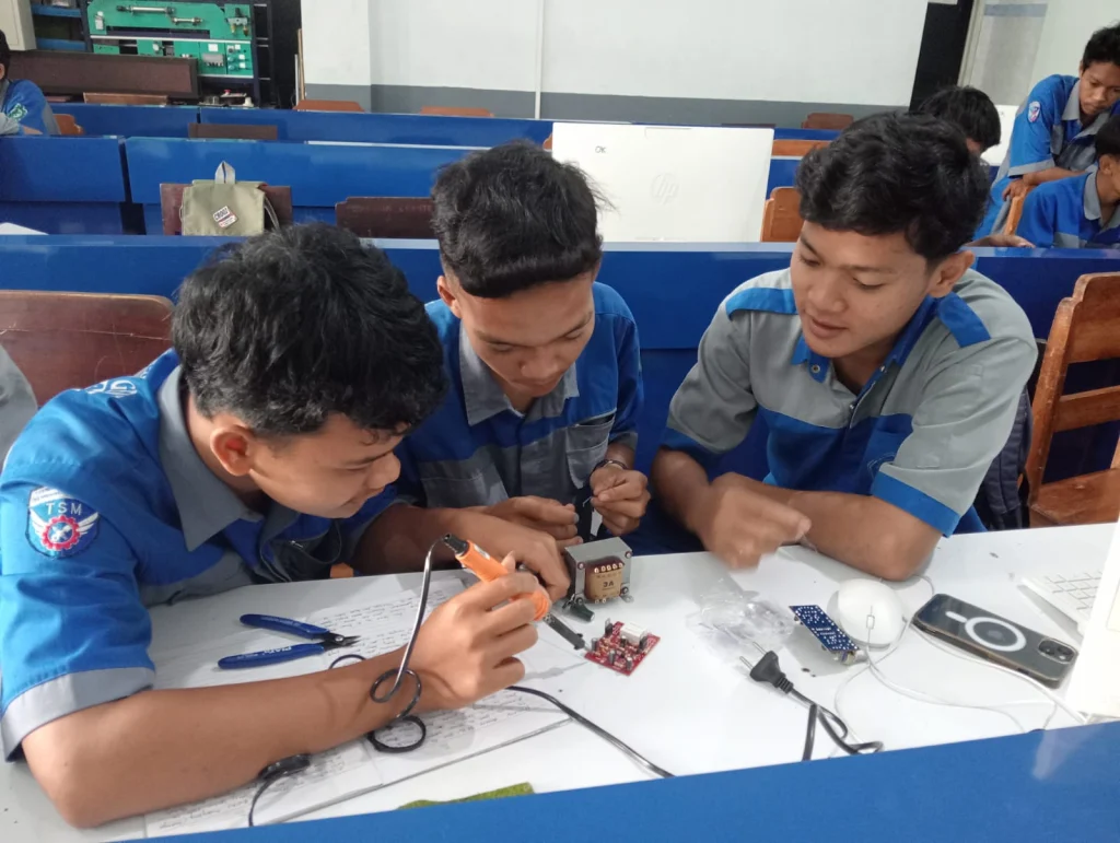 Siswa TSM SMK Muda Genteng Belajar Rakit Adaptor