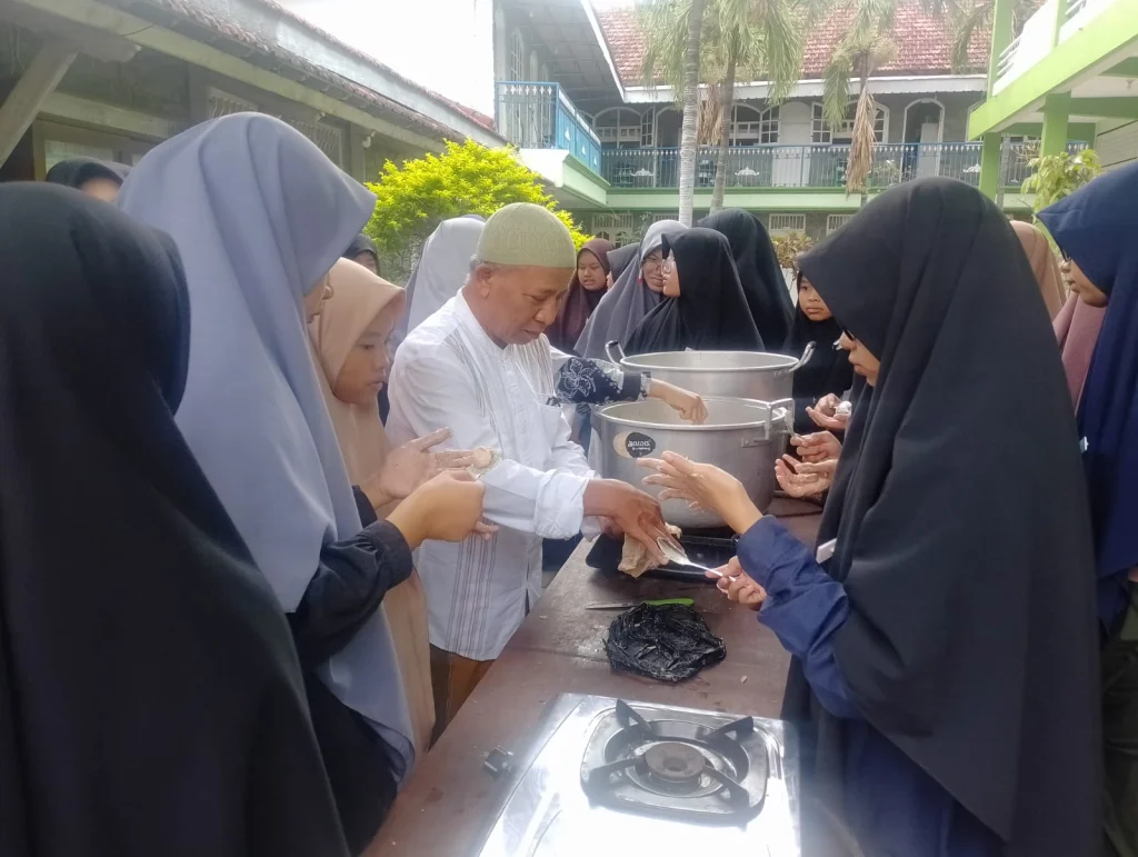 Menengok Ngabuburit Ala Santriwati SPEAM dengan Praktik Membuat Bakso