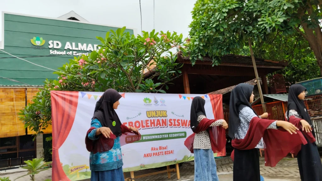 Menengok Kebolehan Siswa SD Almadany Gresik Tampilkan Seni Tari