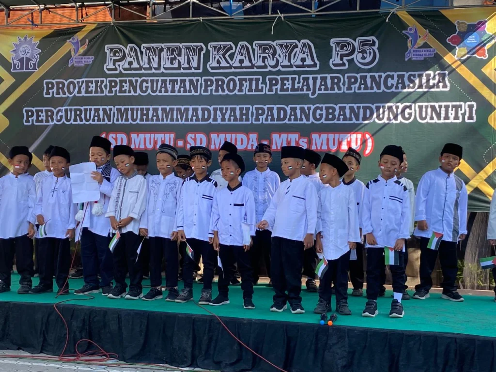 Puisi Bumi Palestina Membuka Gelar Karya P5 dan Penerimaan rapot SAS SD Mutu Dukun