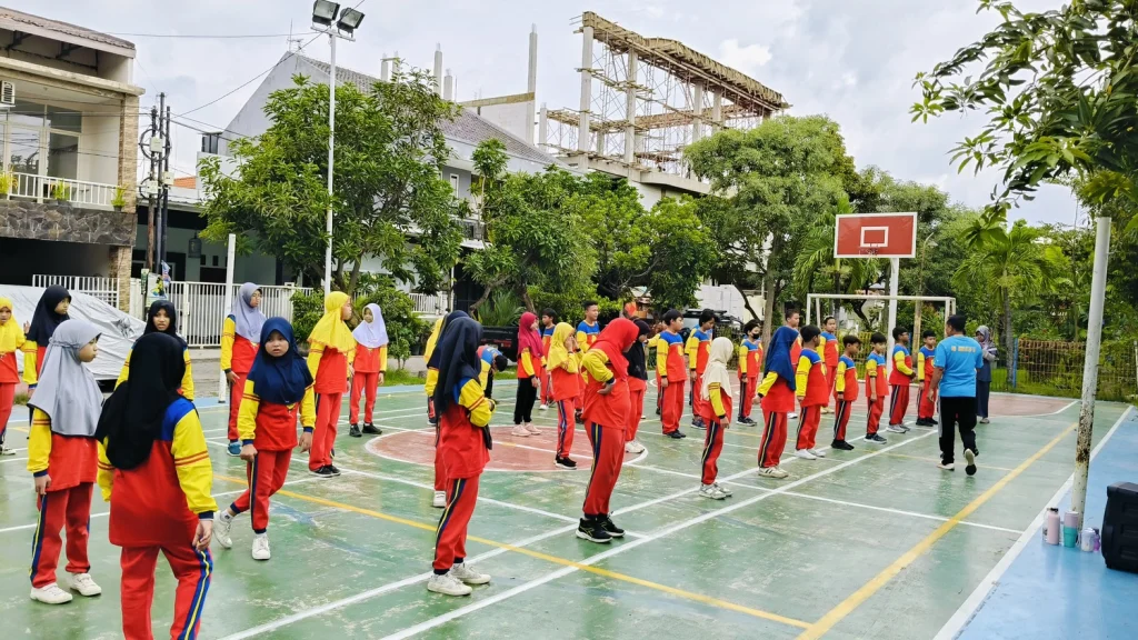 Siswa Sekolah Kreatif Baratajaya Lakukan Senam Anak Indonesia Hebat