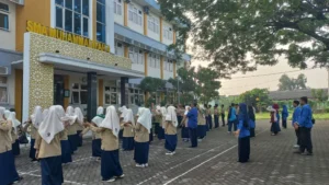 Senam Indonesia Hebat dan Batik FGM Warnai Jumat Sehat di SMAMPOR