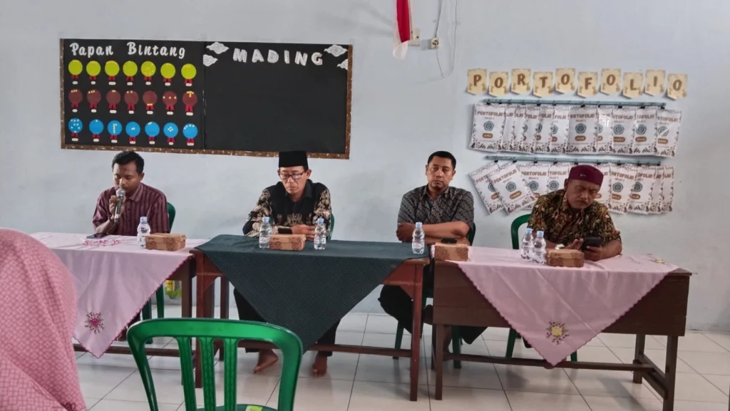 Ketua PRM Randegan Sampaikan Tips Sekolah Favorit dalam Synergy Building