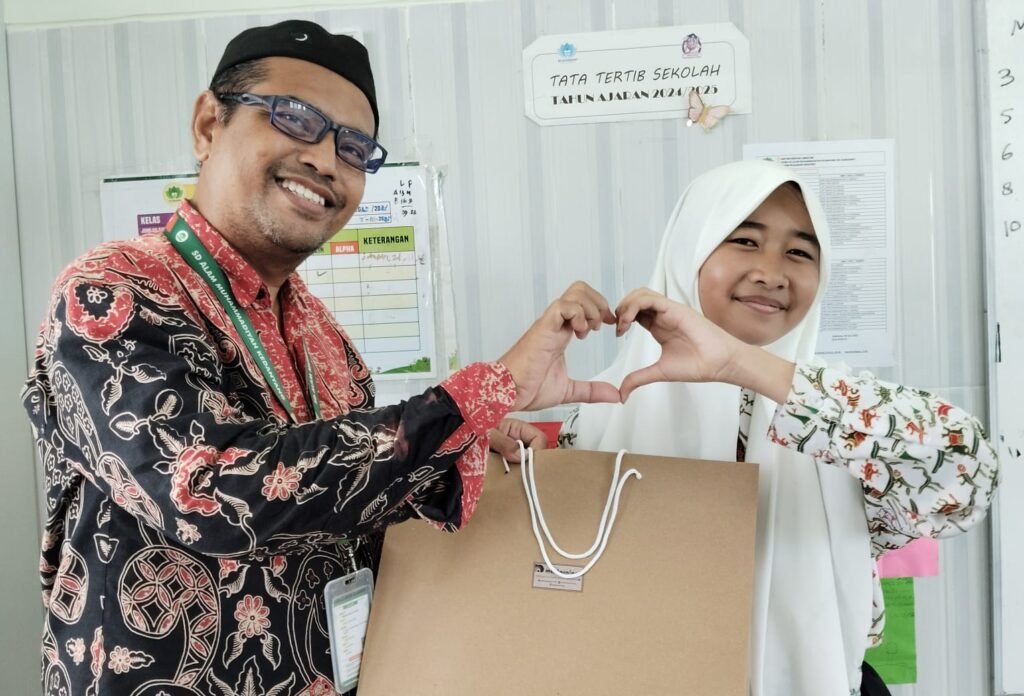 Alumni SD Almadany Beri Hadiah untuk Guru pada Hari Guru Nasional