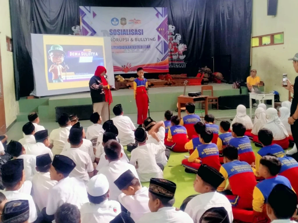 Murid SD Muhammadiyah Kota Blitar Ikuti Sosialisasi Anti Korupsi dan Bullying