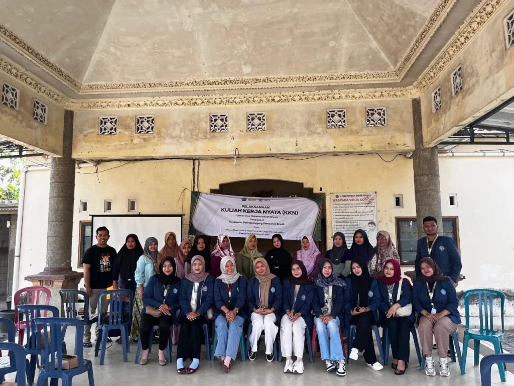 Sosialisasi E-Commerce Mahasiswa KKN UM Gresik: Bekali Warga Keterampilan Berjualan Online