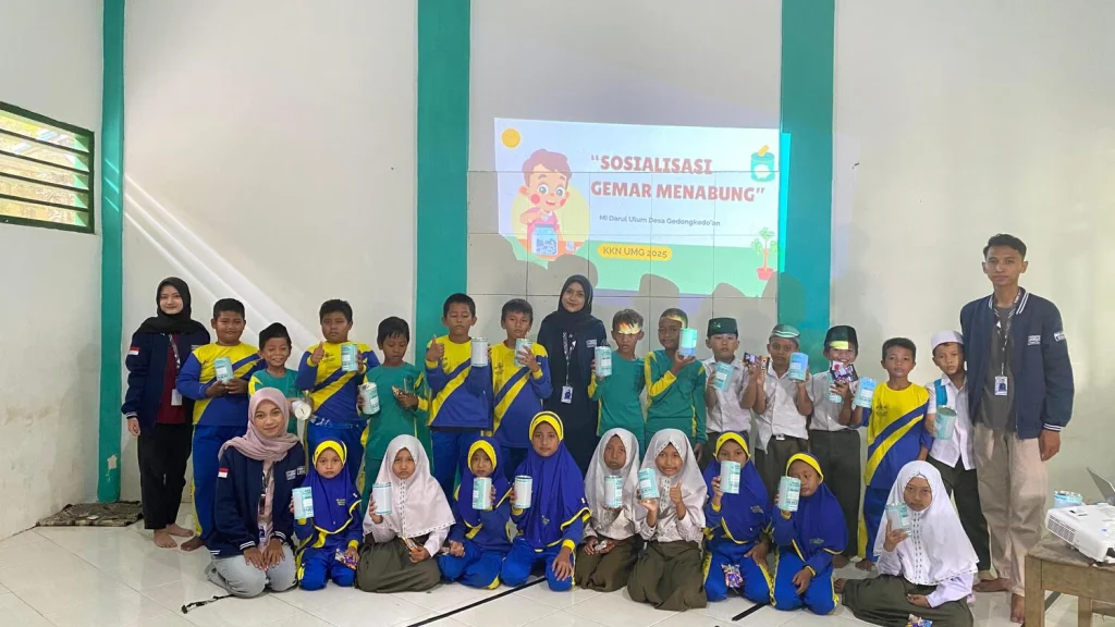 Bagikan Celengan, Mahasiswa KKN UMG Ajak Siswa MI Darul Ulum Gedongkedo’an Gresik Gemar Menabung