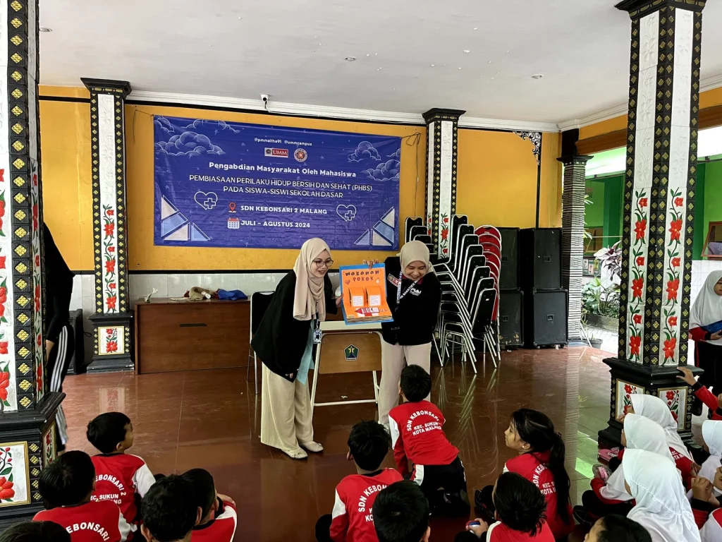 Mahasiswa UMM Edukasi Program “Isi Piringku” dengan Media Pop-Up Book