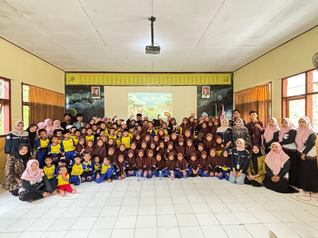 Stop Bullying Sejak Dini: Mahasiswa KKN UMG Gelar Sosialisasi di UPT SDN 284 Gresik