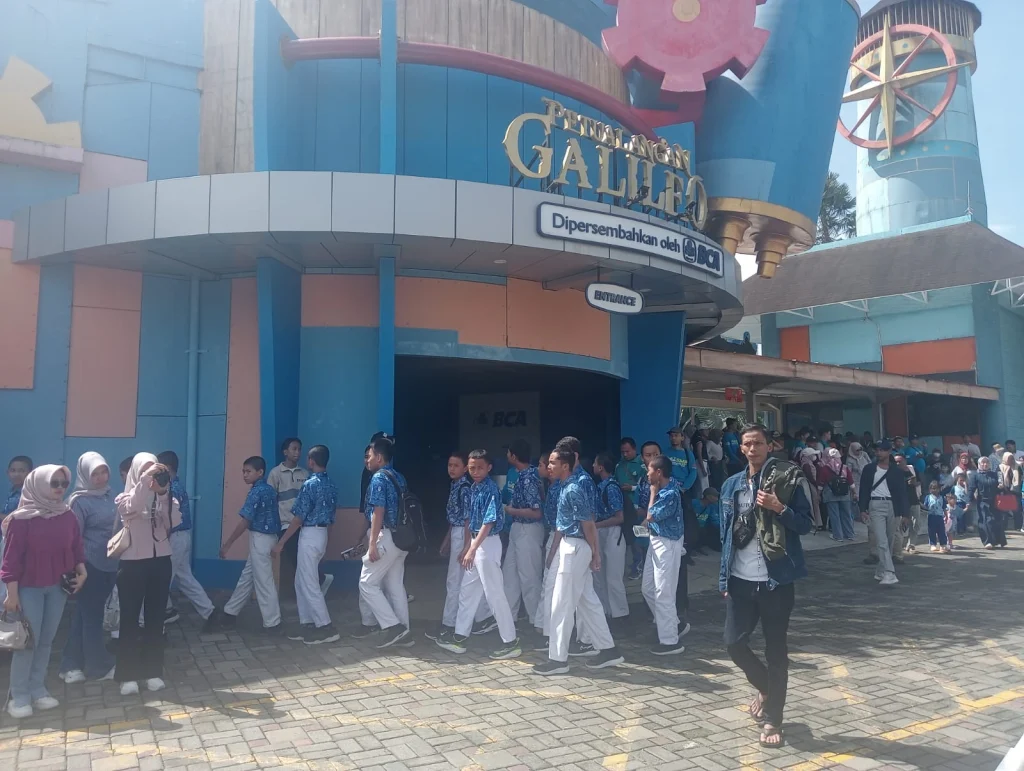 Meski di Luar Pesantren, Pelajar SMPM 12 Paciran Tetap Pegang Teguh Budaya Mengantri