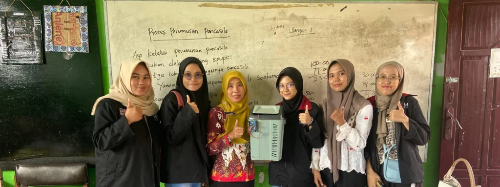 Kenalkan Teknologi, Mahasiswa UMM Inovasikan Tempat Sampah Pintar di SD Sumbersuko