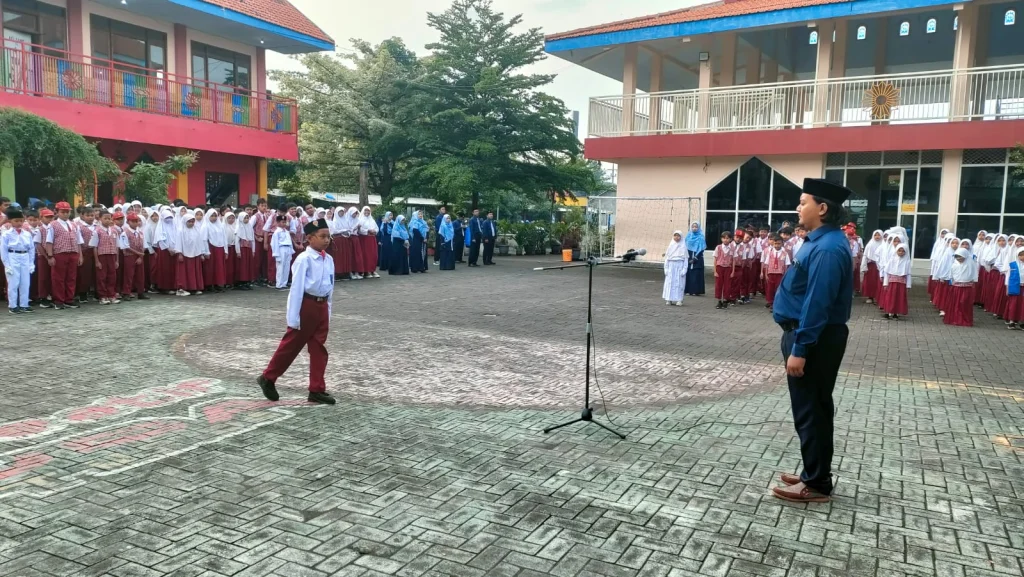 Menyimak Pesan Pembina Upacara SD Muhammadiyah 2 Tulangan