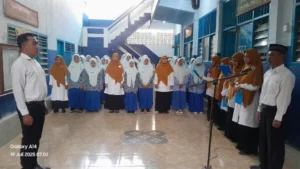 Sambut Tahun Ajaran Baru, Bapak Ibu Guru MadtsaMutu Pondok Modern Paciran Jadi Petugas Upacara Pagi