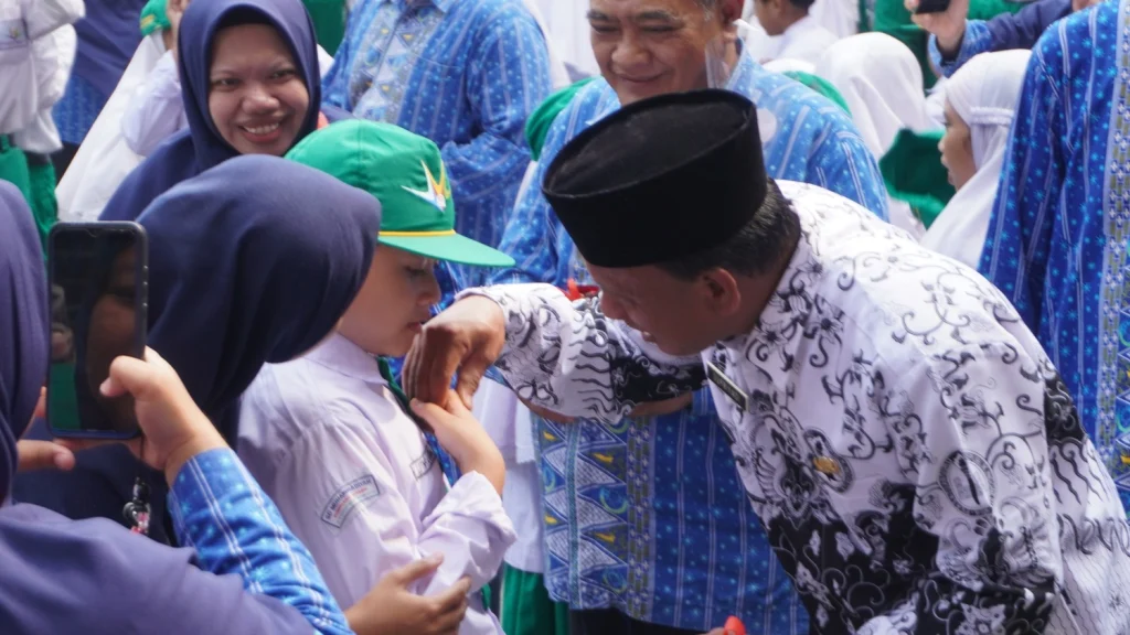 SD Mugres Rayakan Hari Guru dalam Suasana Penuh Haru
